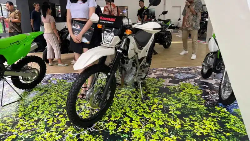 Cek Lima Perbedaan Kawasaki KLX230 Sherpa dengan KLX230 SE