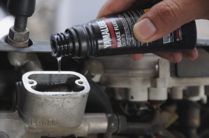 Ampuh! Cara Mudah Hilangkan Noda Minyak Rem di Bodi Motor