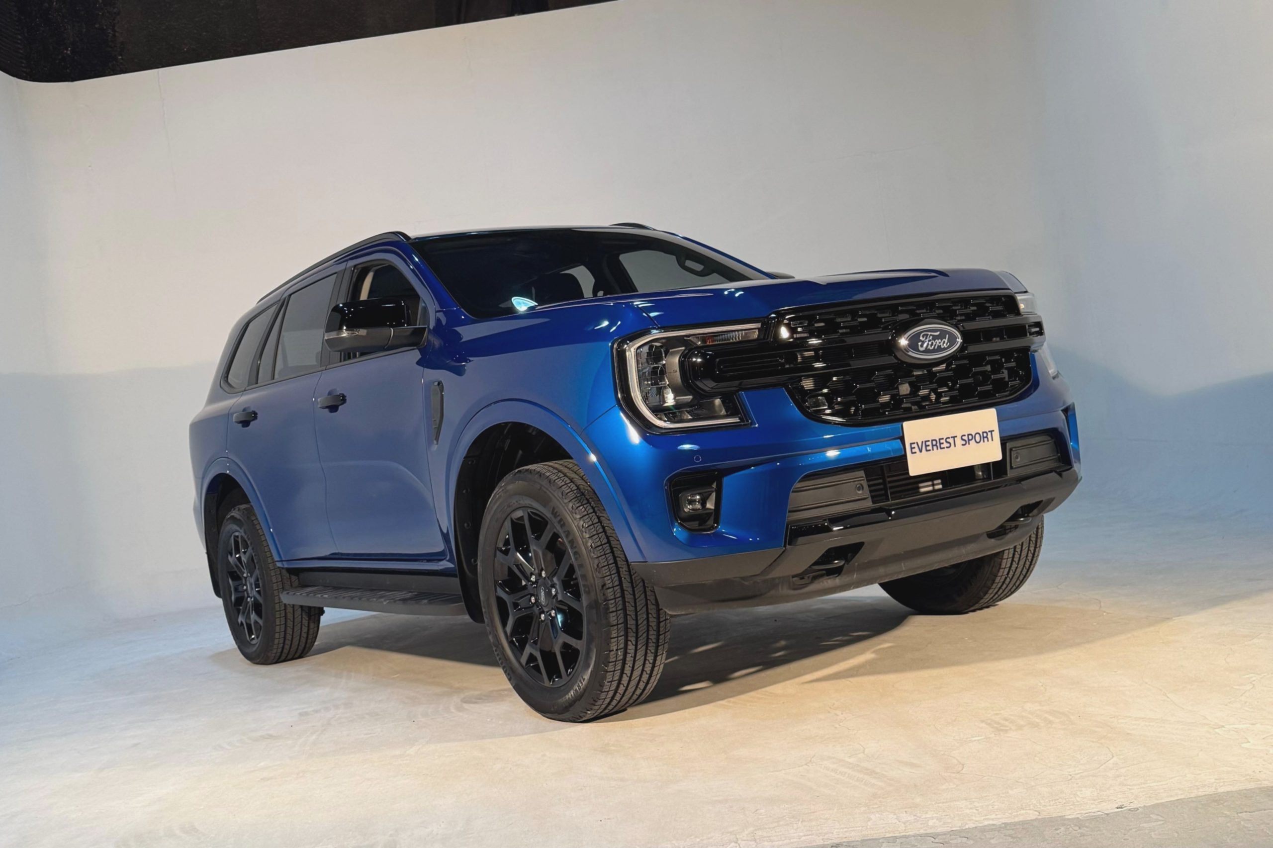 Ford Everest Sport vs Fortuner 2.8: Siapa Raja Irit Diesel SUV?